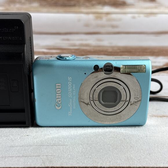 Canon PowerShot Digital ELPH SD1200 IS 10.0MP 3x Zoom Teal Won’t Power On - Picture 2 of 6